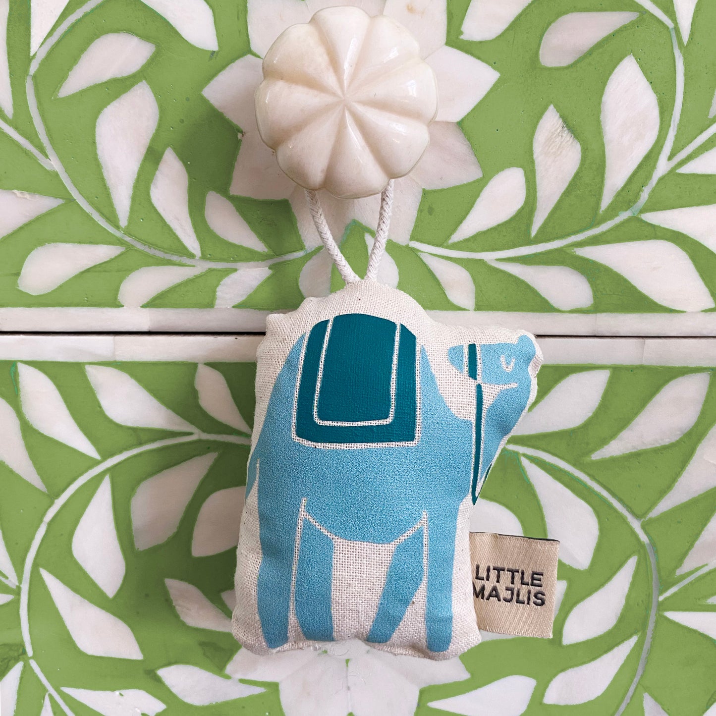 زينة معلقة على شكل جمل بدوي